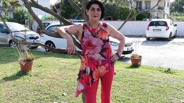 Cade dalla finestra e muore, l’amica: «Donna sfortunata, aveva perso la casa»