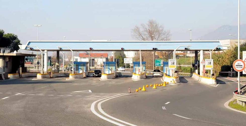 Inghiotte una molletta: la Polstrada salva una bimba 