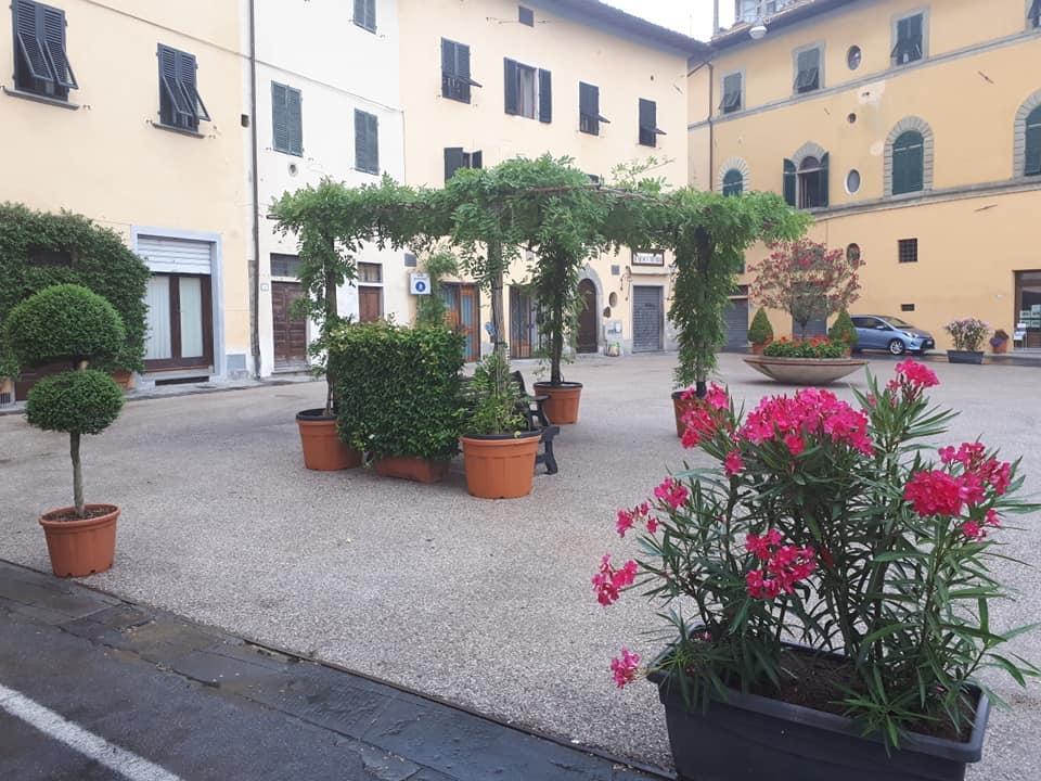 Il pergolato allestito in piazza San Bartolomeo