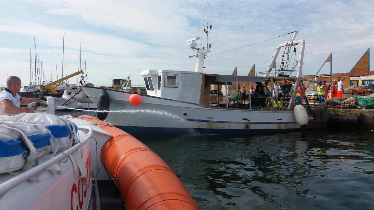 La simulazione dei soccorsi al peschereccio ormeggiato in porto a Viareggio