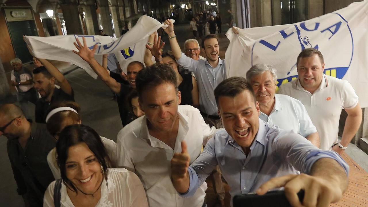 I festeggiamenti del sindaco Michele Conti col deputato Edoardo Ziello e altre persone
