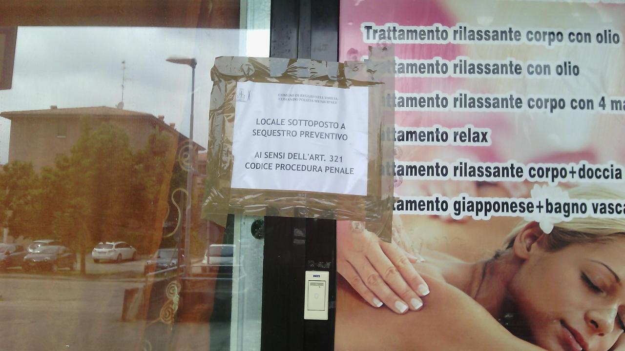 Reggio Emilia, sigilli a un centro massaggi dove si praticava la prostituzione