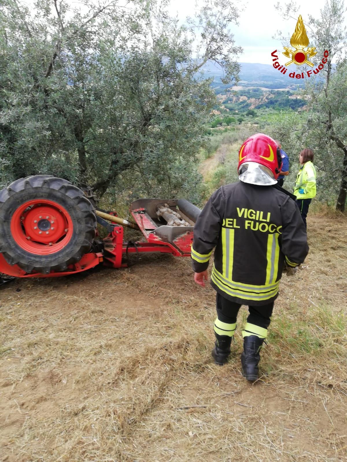 Il trattore sotto il quale è morto l'uomo (Foto vigili del fuoco)