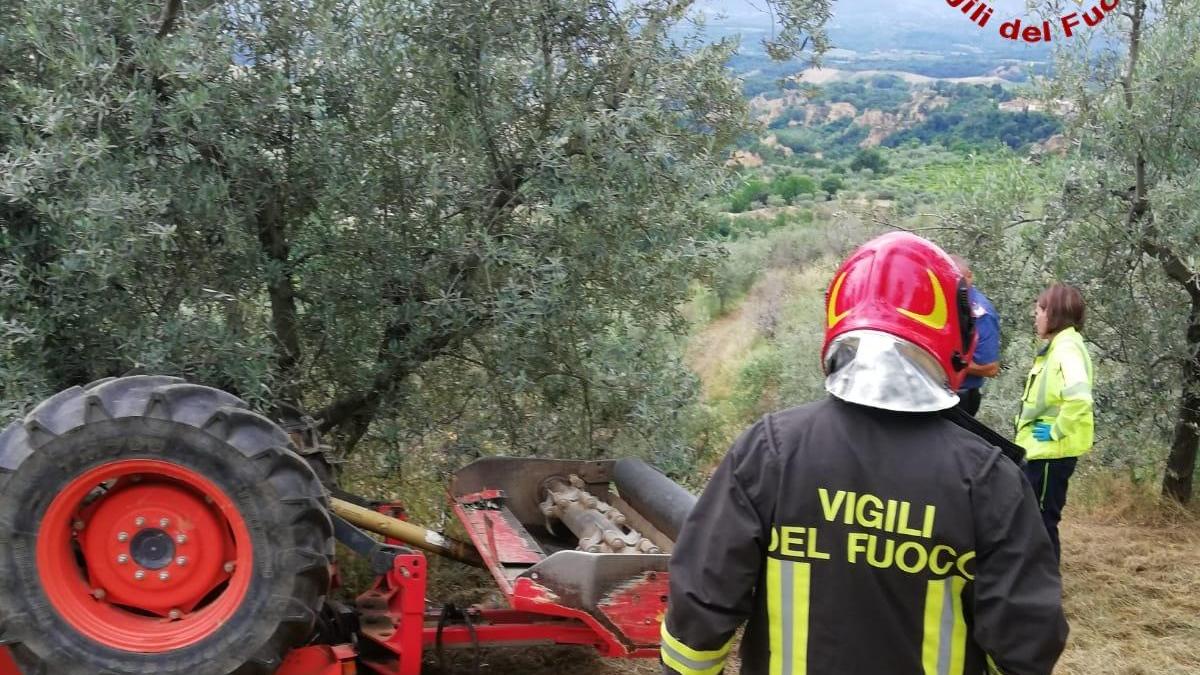Il trattore sotto il quale è morto l'uomo (Foto vigili del fuoco)