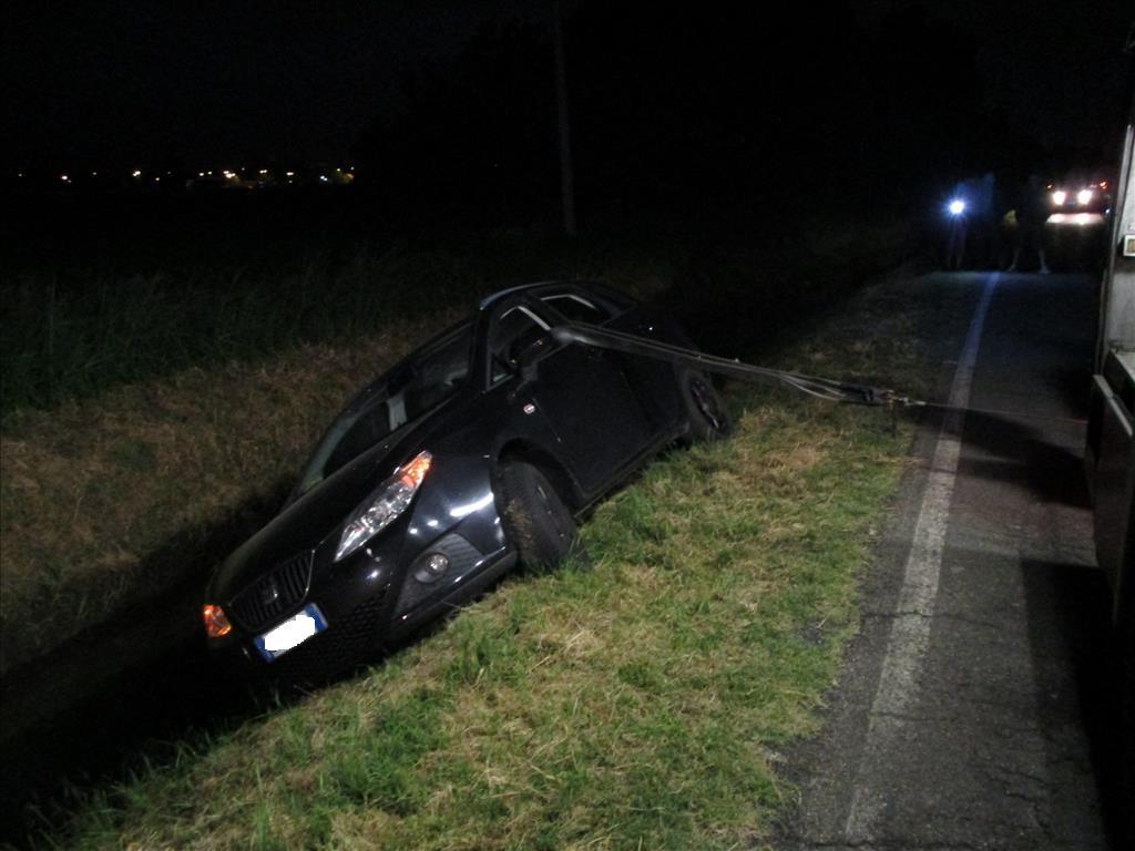 Reggio Emilia, si rifiuta di uscire dall'auto in bilico sul canale: "Se scendo si ribalta"