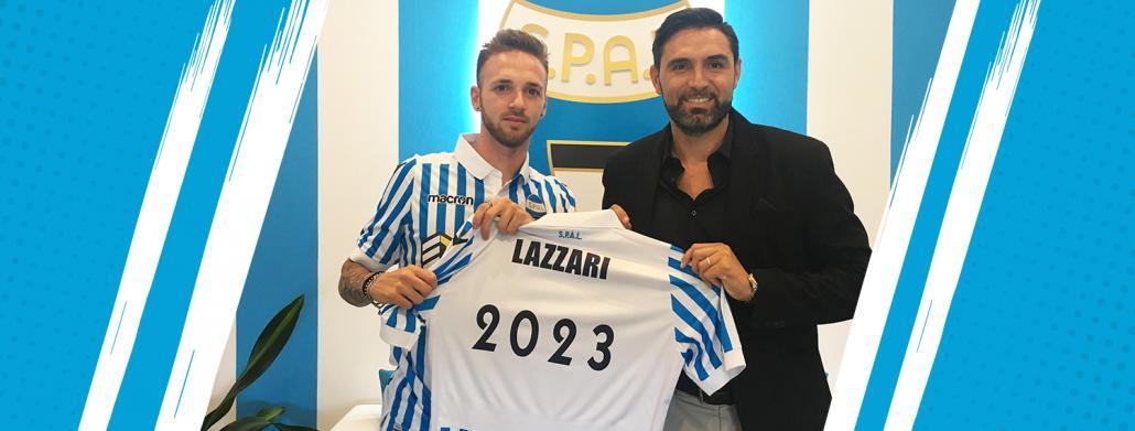 Manule Lazzari con il ds Davide Vagnati e la maglia speciale per il prolungamento del contratto