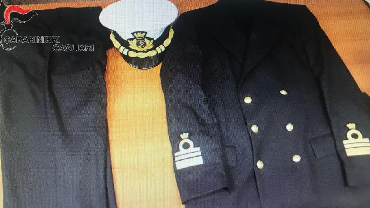 Travestito da comandante della Marina truffava tutti