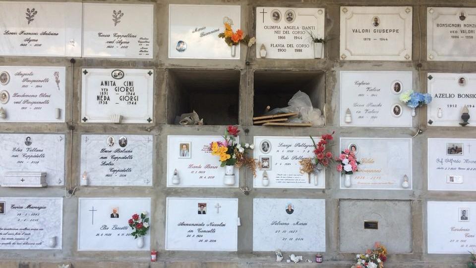 In visita alle tombe dei cari trova i due loculi svuotati