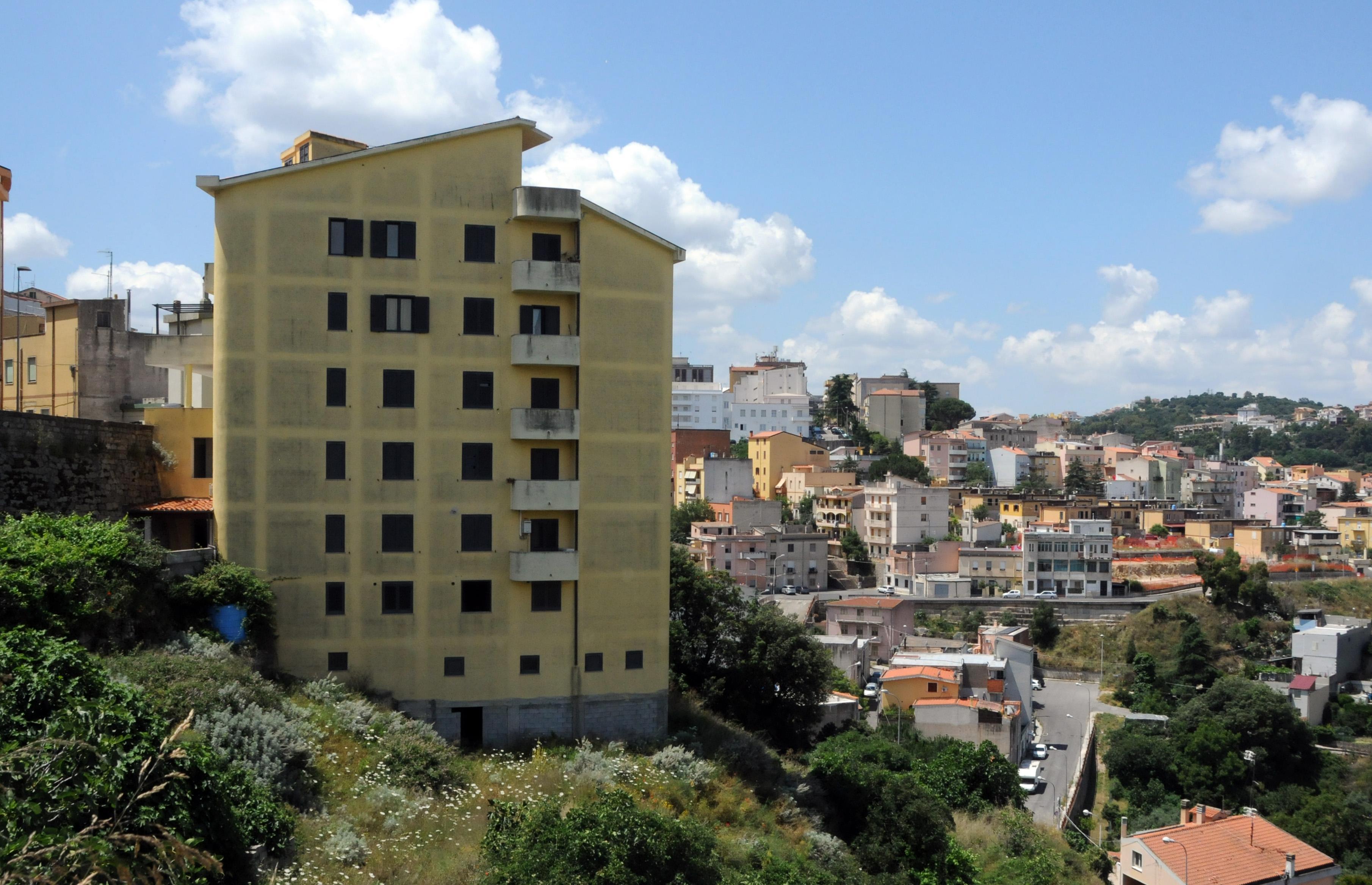 Tre piani sulla carta, nove nella realtà 