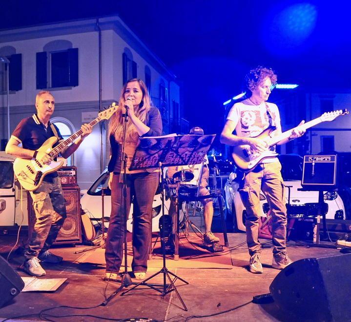 In tanti a far festa si balla in strada per la Bandiera blu 