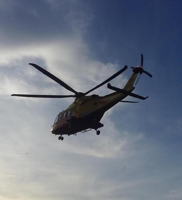 Incidente in mountain bike Uomo soccorso con Pegaso