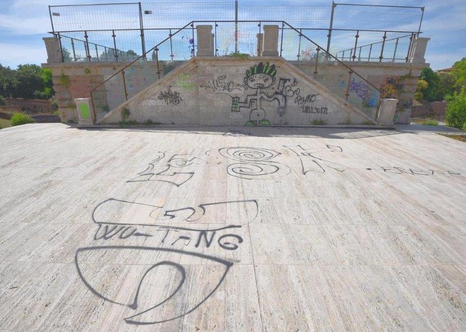 Vandali scatenati al Bastione Maiano 
