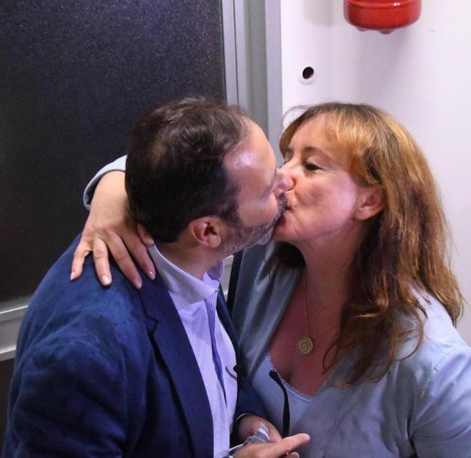 «Persiani uno di noi», festa e cori per l’avvocato 