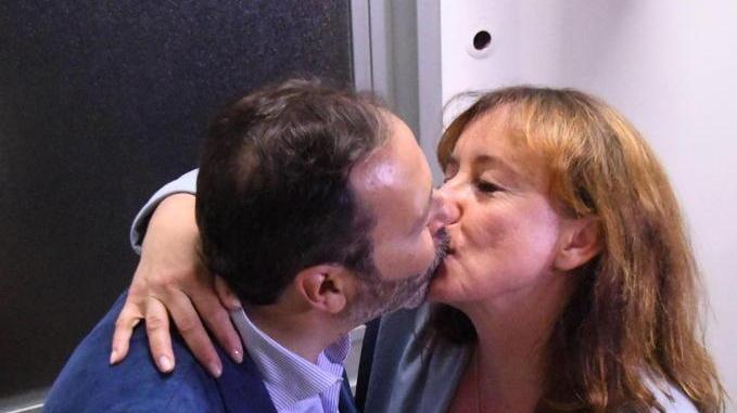 «Persiani uno di noi», festa e cori per l’avvocato