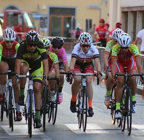 Folla di ragazzi in corsa per Martini 