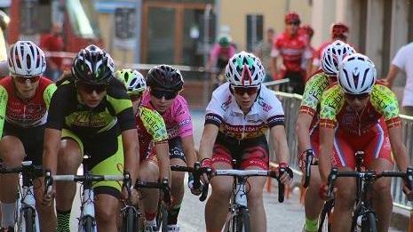 Folla di ragazzi in corsa per Martini