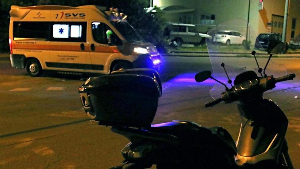 Scontro fra motorini: due feriti
