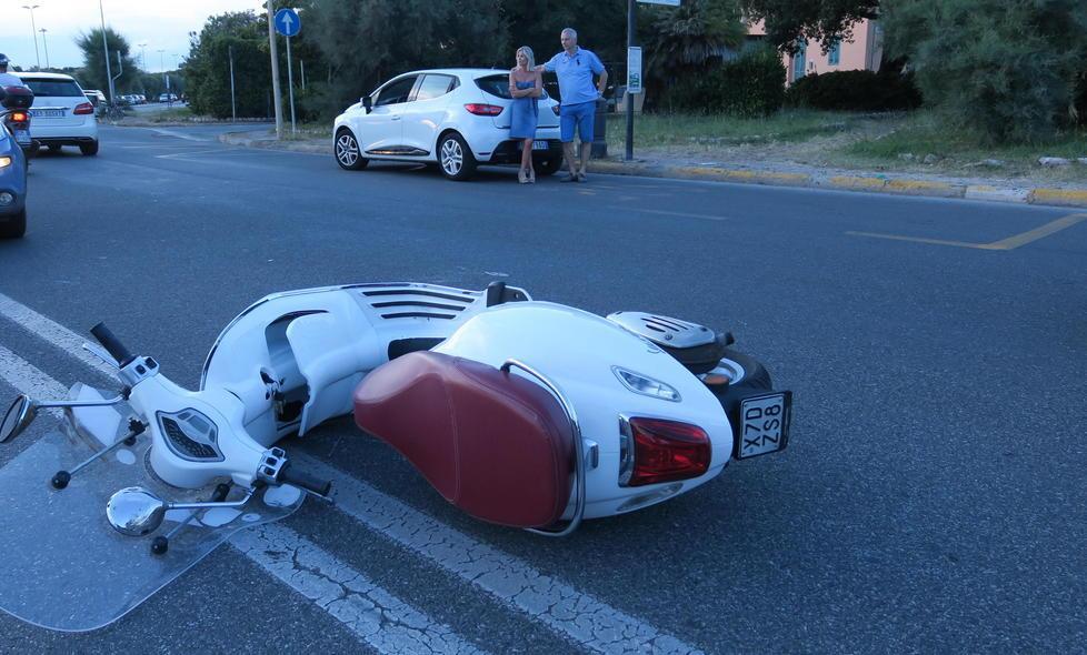 Auto contro scooter, ragazza in ospedale