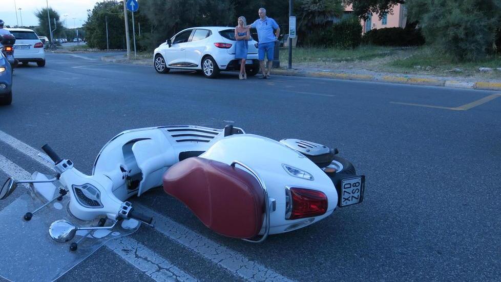 Auto contro scooter, ragazza in ospedale