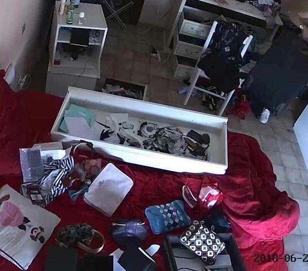 Telecamere nascoste in casa: ladre riprese durante il colpo 