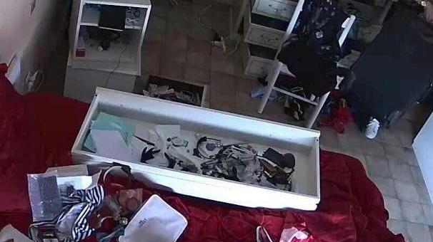 Telecamere nascoste in casa: ladre riprese durante il colpo