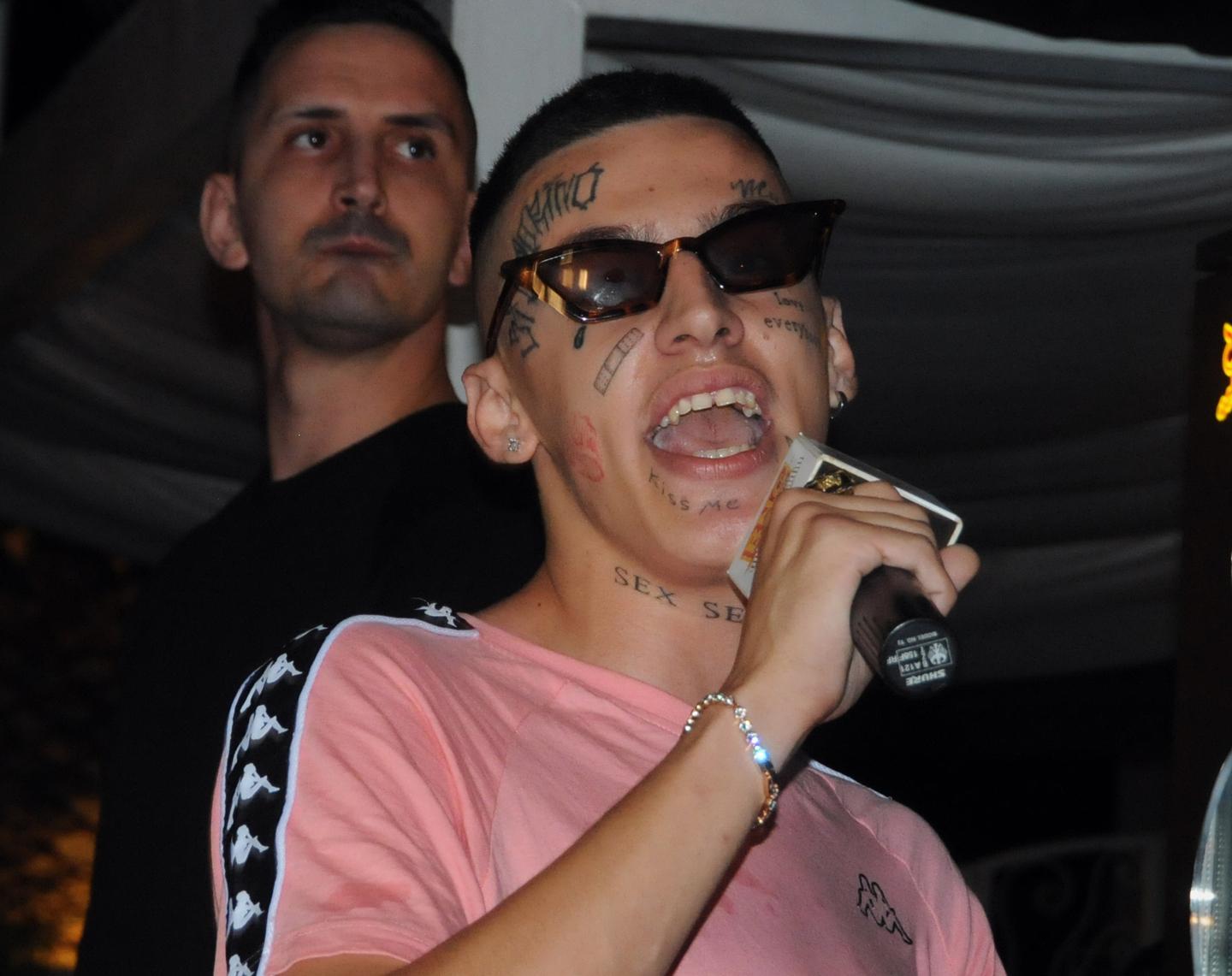 Al Pata Club di Budoni Young Signorino provoca e divide: drink in faccia e spintoni 