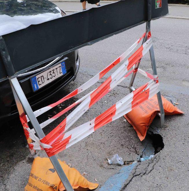 Buche in strade e marciapiedi 