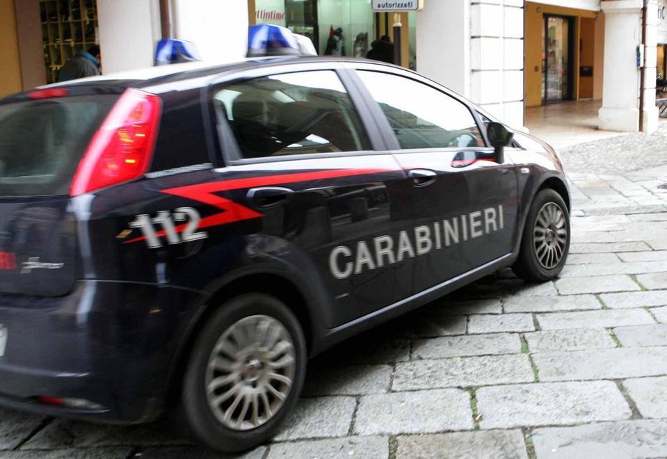 Urla e getta la marijuana dalla finestra 