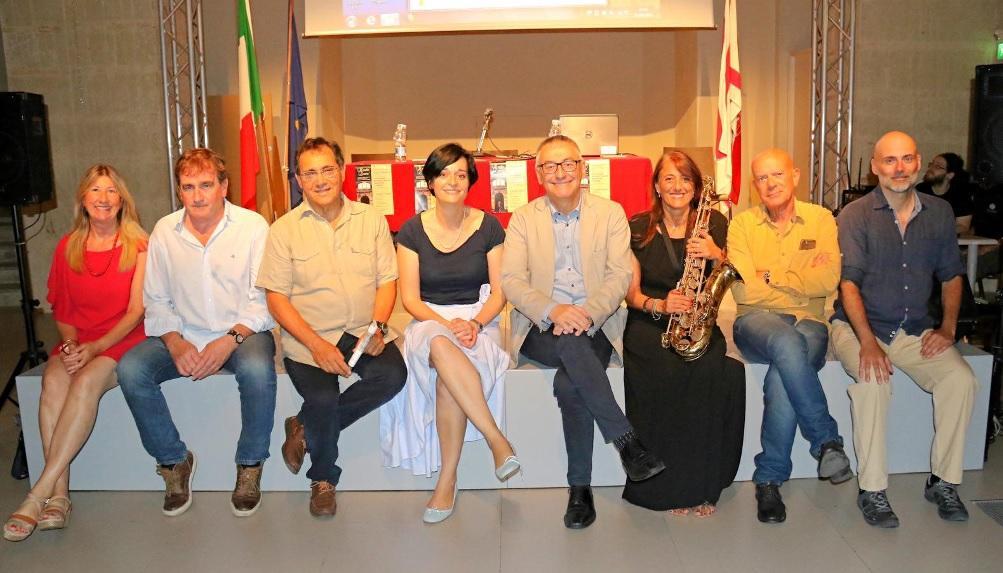 Foto di gruppo per i protagonisti dell'incontro dedicato al Mercato (Marzi Pentafoto)