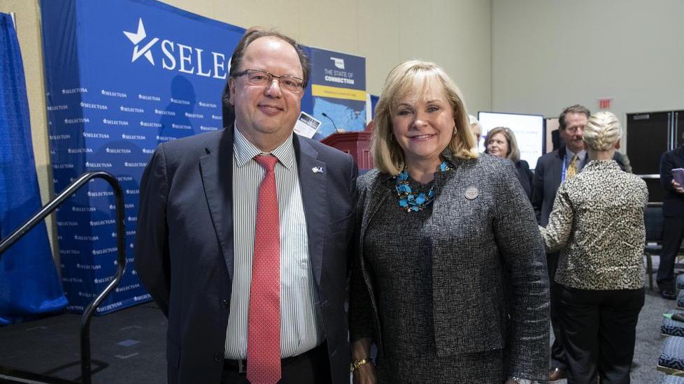Luigi Lazzareschi con il governatore dell'Oklahoma Mary Fallin (Foto www.risdonfoto.com)