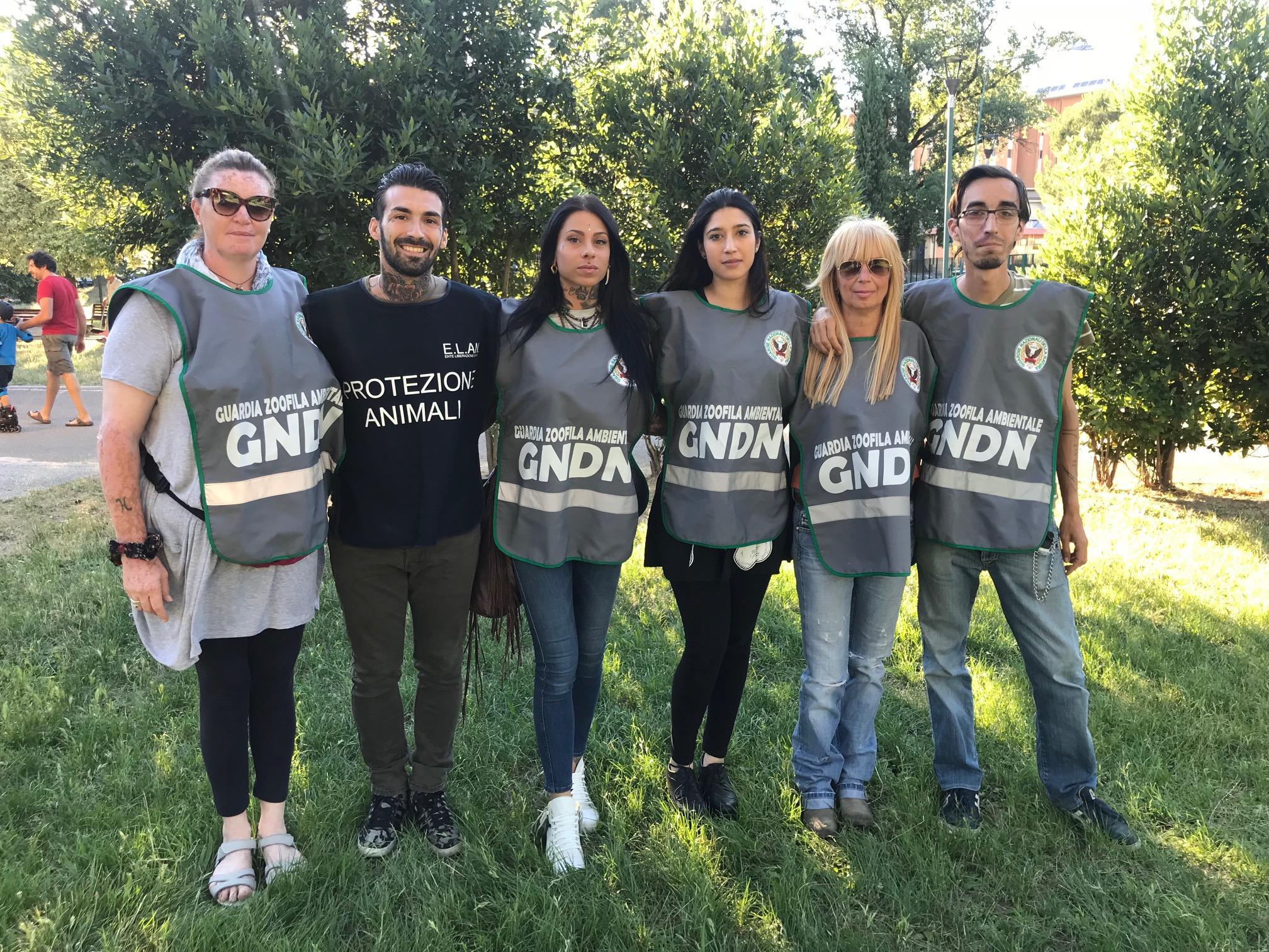 I volontari che hanno recuperato i coniglio nel parco