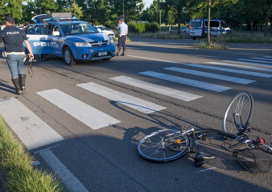 Modena, giovane ciclista investita da un Doblò in via Emilia Ovest 