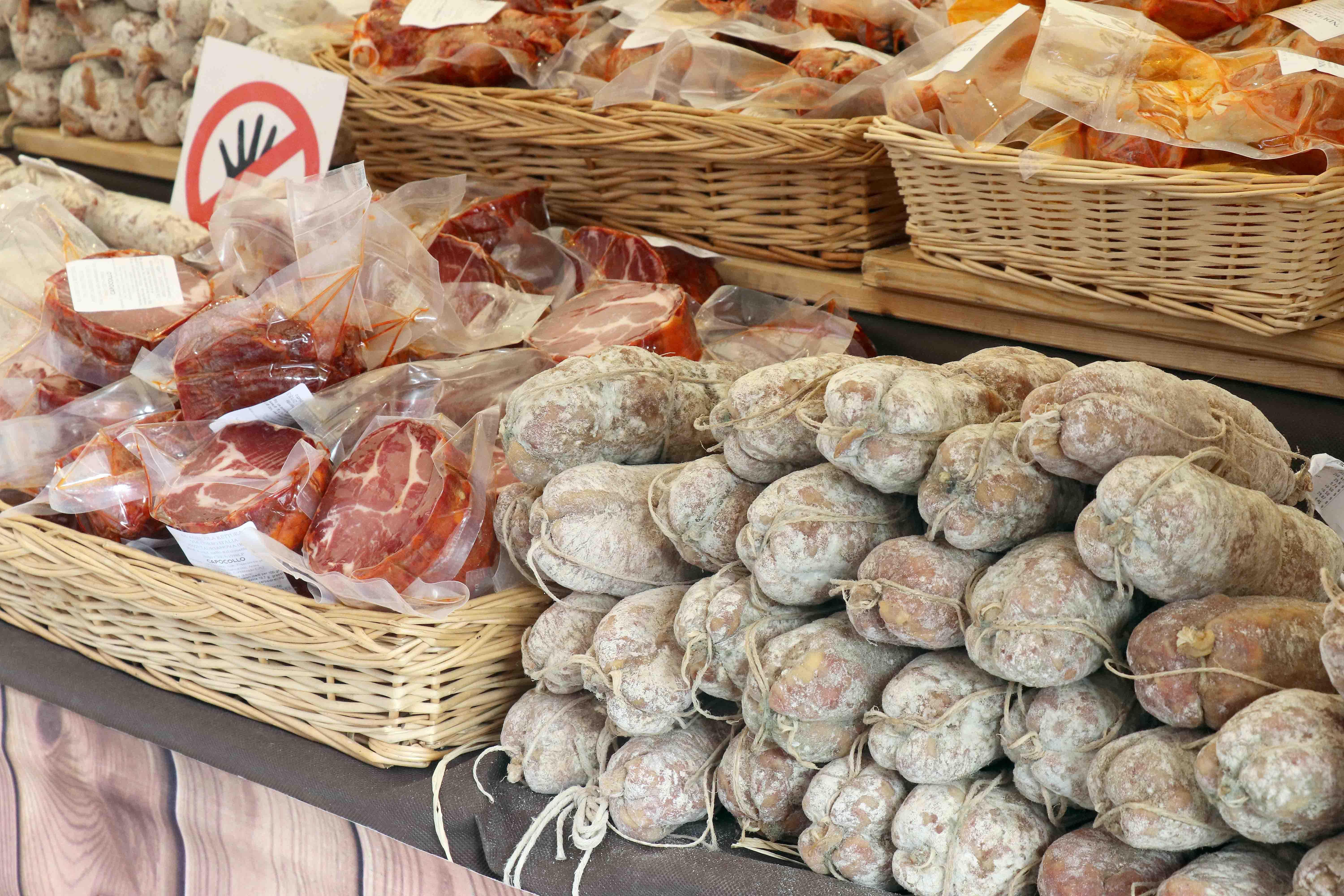 Reggio Emilia, sequestrati 15 chili di salumi messi in vendita già scaduti