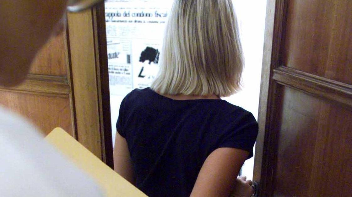 Un ex venditore porta a porta: «Clienti sedotti per vendere i contratti»