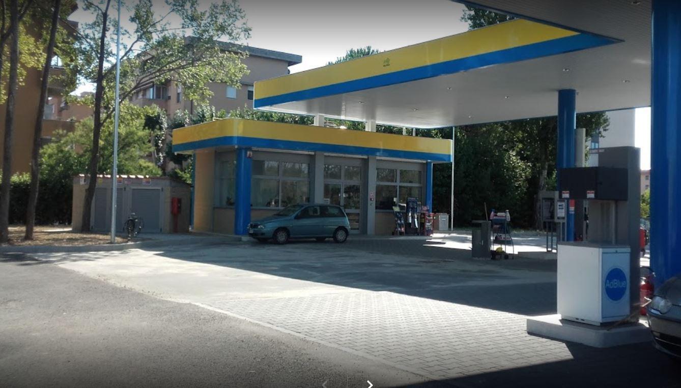 Il distributore Economy di via di Cisanello, a Pisa (foto d'archivio)