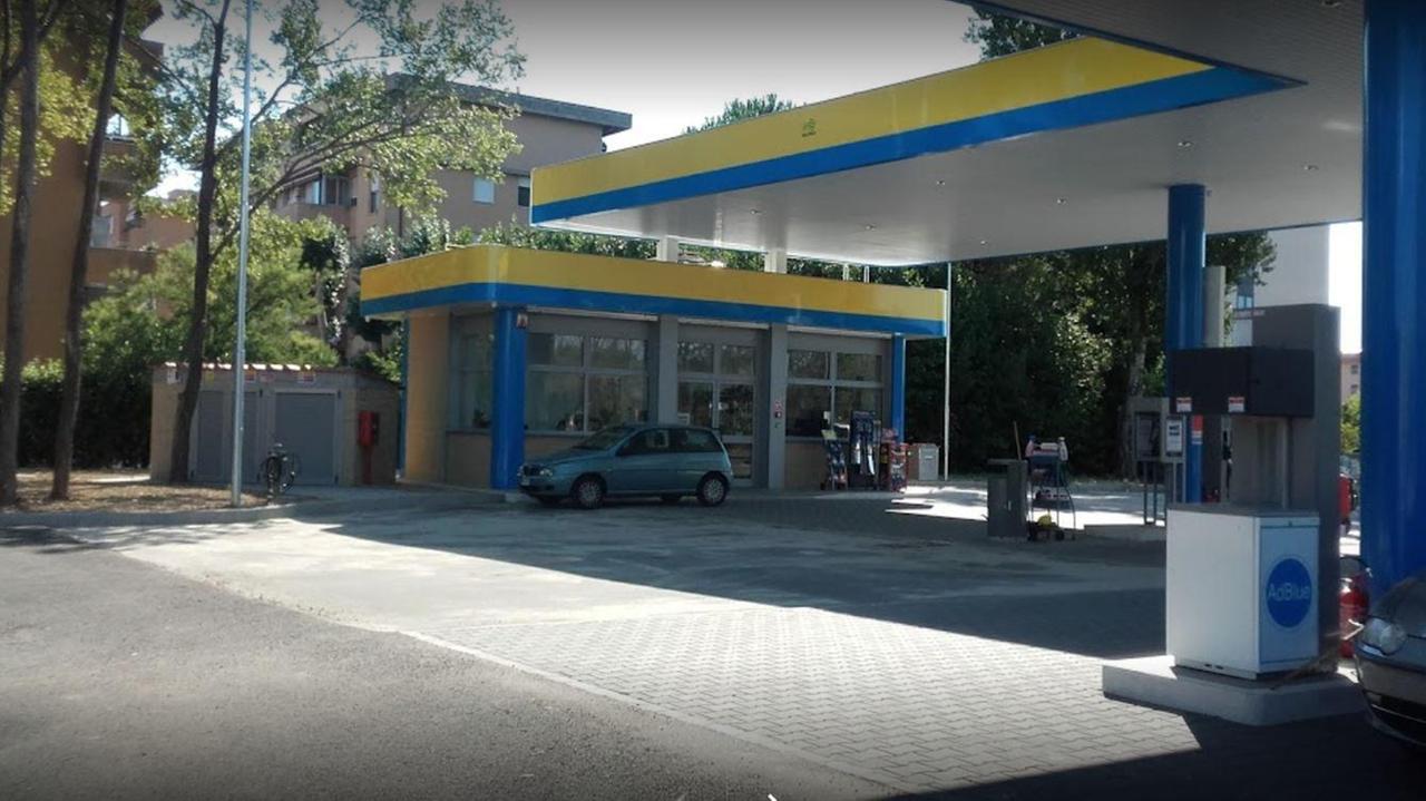 Il distributore Economy di via di Cisanello, a Pisa (foto d'archivio)