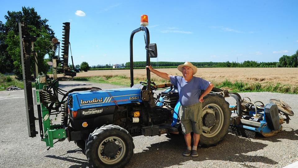 Rubano trattore e attrezzi ma l’agricoltore di Carpi li ferma