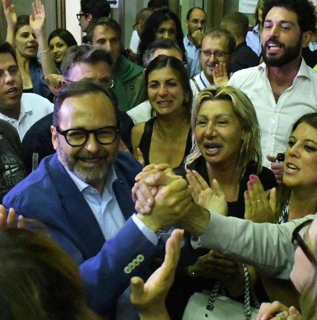 Daniela Bertilorenzi (accanto al sindaco) festeggia la vittoria