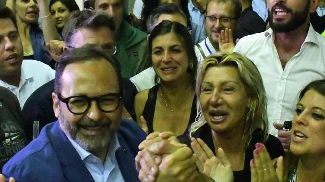 Daniela Bertilorenzi (accanto al sindaco) festeggia la vittoria