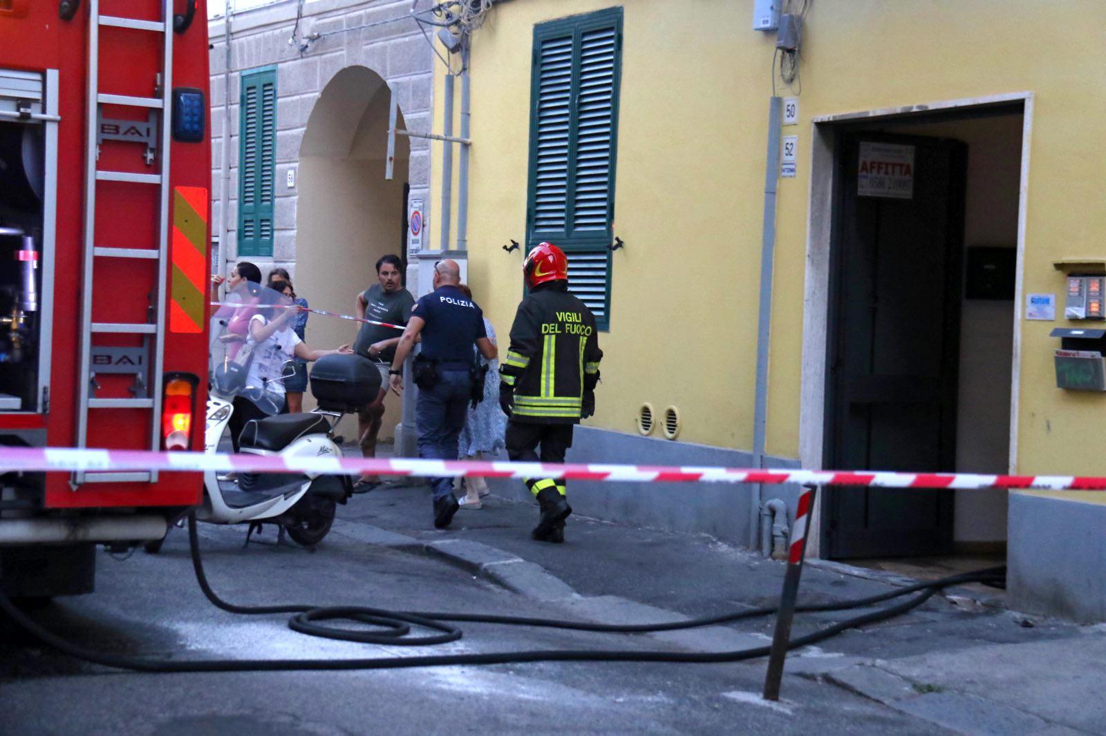 L'intervento dei vigili del fuoco nell'appartamento di via Ernesto Rossi (Foto Marzi/Pentafoto)