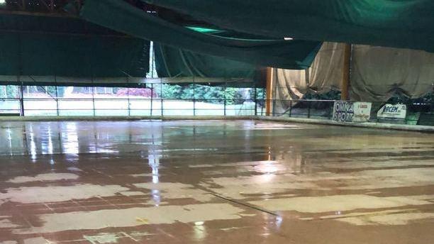 Acqua dal tetto e incuria: «Salvate la pista di pattinaggio»