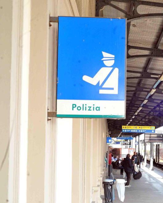 Colpisce con una catena ragazza e rivale in amore 