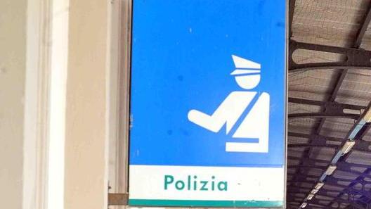 Colpisce con una catena ragazza e rivale in amore