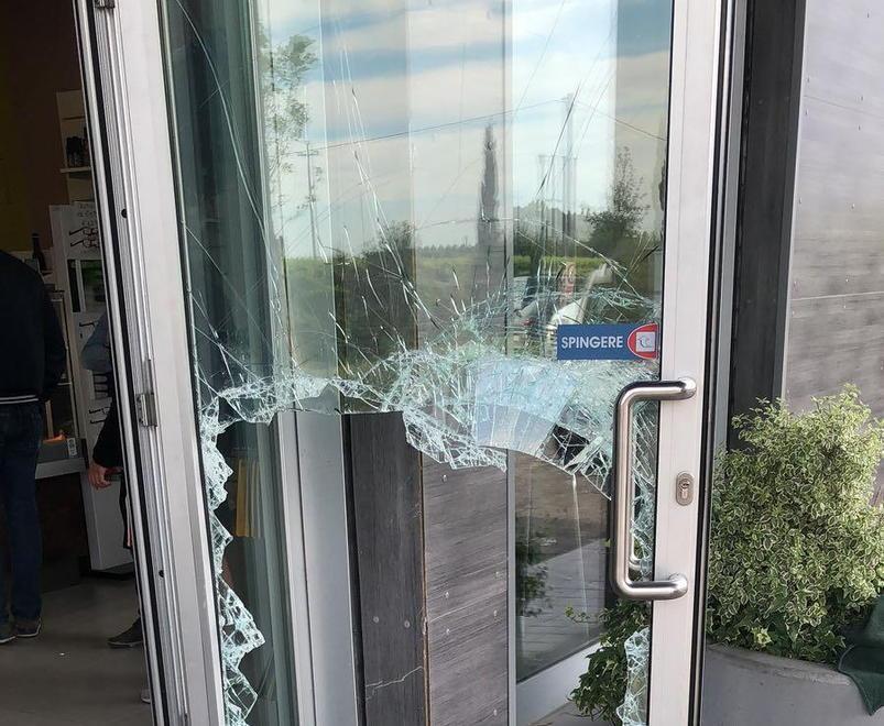 Mazzate contro la porta per rubare soldi e sigarette 