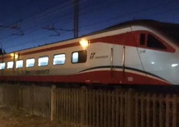 Attraversa i binari, ucciso dal treno 