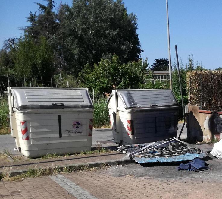 Resti dell’incendio abbandonati per 17 giorni 