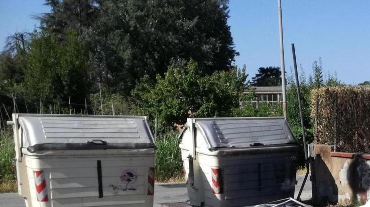 Resti dell’incendio abbandonati per 17 giorni