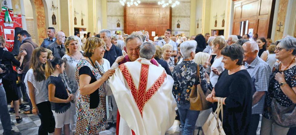 Don Piero e i suoi 50 anni l’abbraccio di tutto il paese 