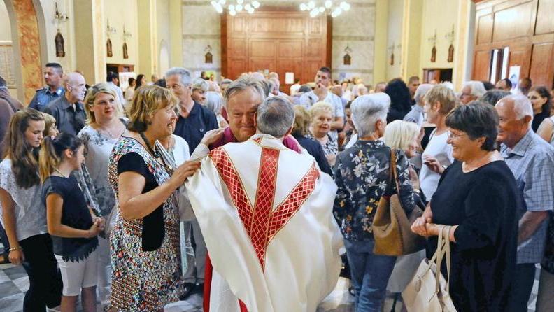 Don Piero e i suoi 50 anni l’abbraccio di tutto il paese