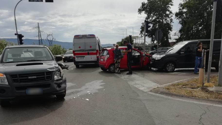 Scontro all’incrocio fra tre auto
